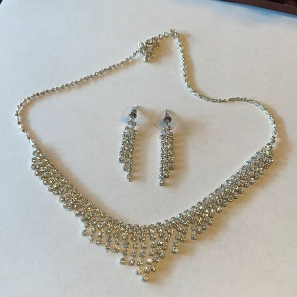 Set of rhinestone silver drop earrings and necklace - Picture 1 of 2